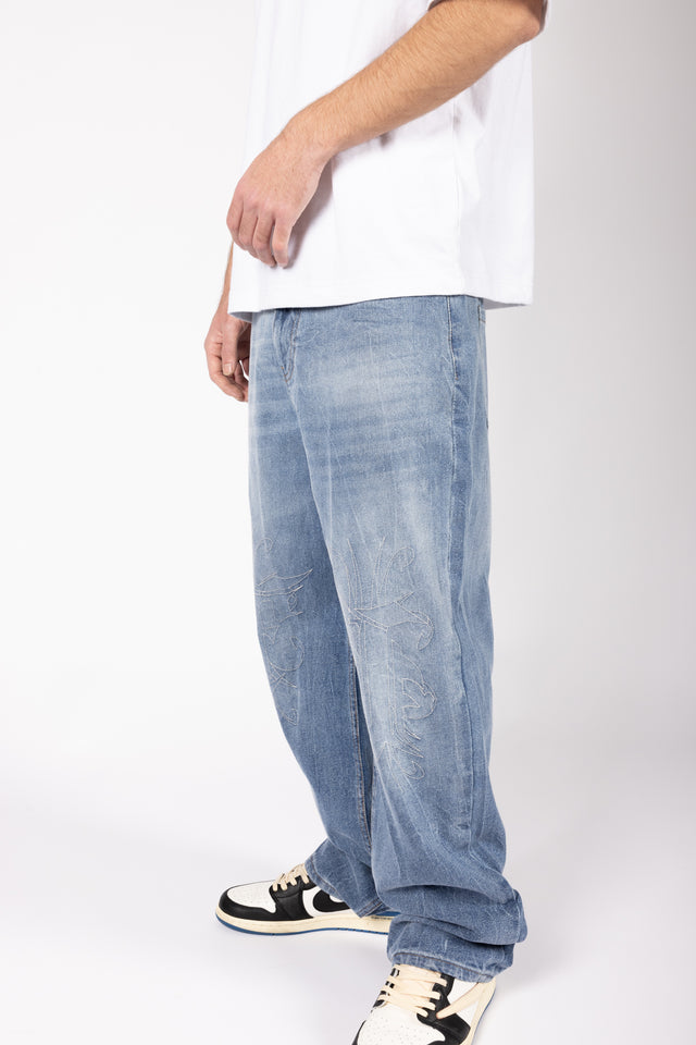 KNEE EMBROIDERY LIGHT BLUE WASHED DENIM